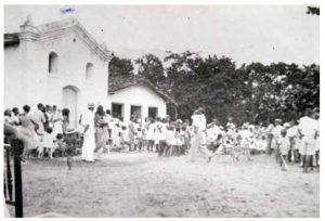 Ensaio da Congada em frente da Igreja São João - década de 1930 / Fonte: arquivo pessoal