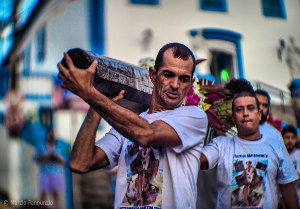 Congueiros carregam o mastro decorado / Foto: Marcio Pannunzio